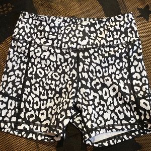 Zyia leopard bike shorts with pockets